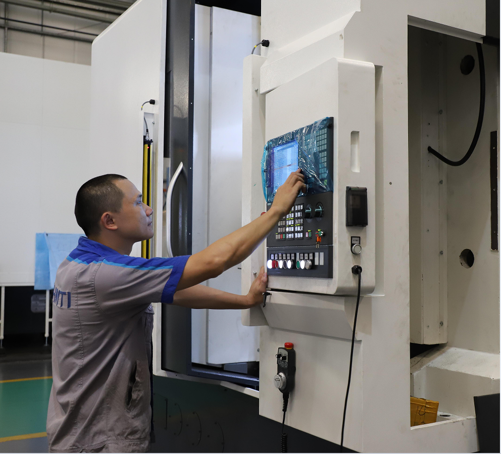 “8090”组合 攻坚克难最美逆行者