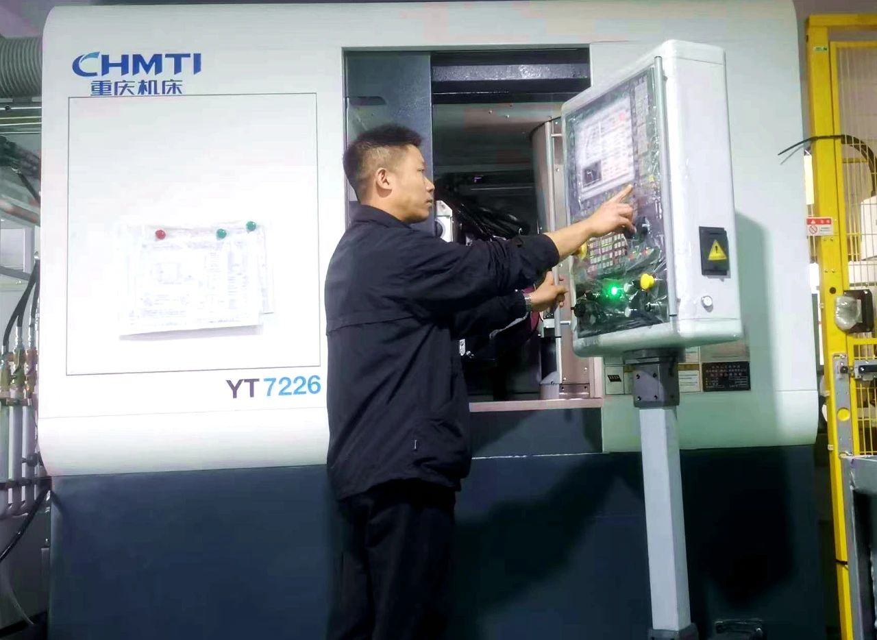 致敬坚守岗位的重机员工