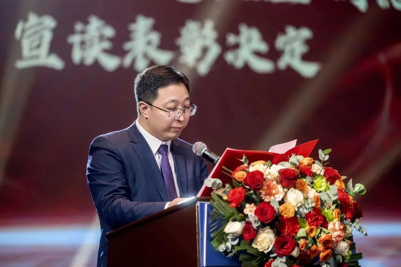 重庆机床集团举办2023年度“建功重机·年度先进”颁奖典礼暨“启航2024”迎春联欢会