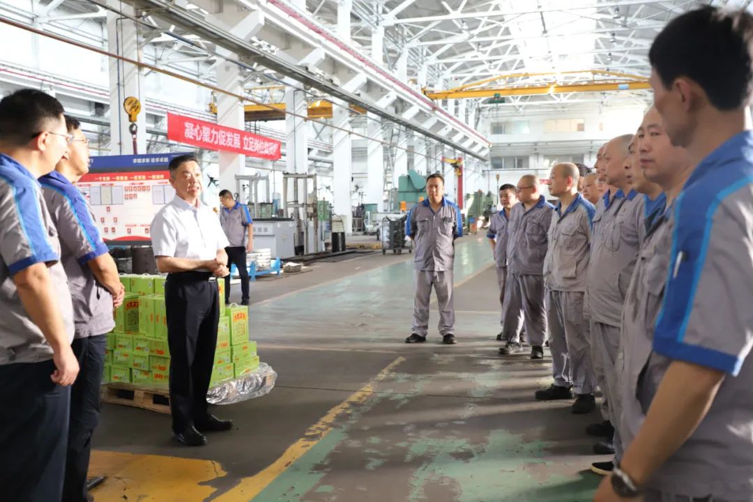 刘永刚、张福伦到机床集团慰问高温一线员工