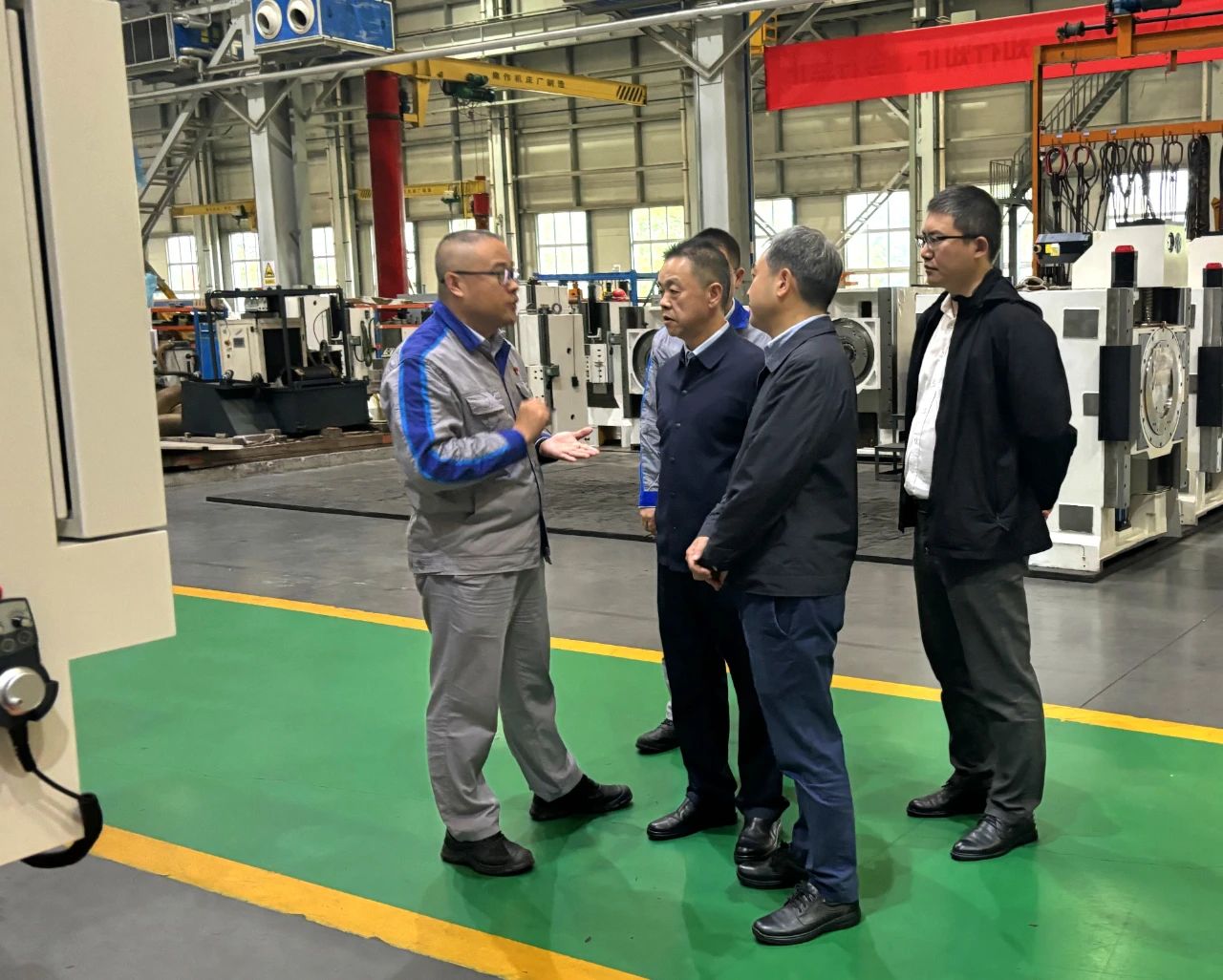 机电集团党委委员、副总经理刘永刚一行走访慰问公司员工