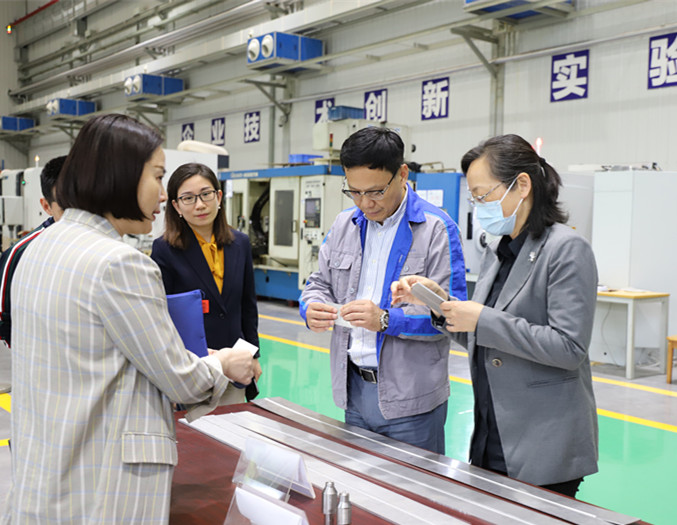 重庆市总工会副主席孙玉涛、机械冶金工会主席胡春晓一行到重庆机床集团调研指导工会工作